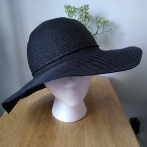 Black sun hat by The August company